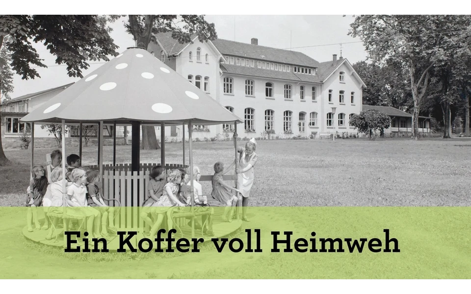 Titelbild "Ein Koffer voll Heimweh" Sonderausstellung; Kinder auf einem Karussell mit zwei Mitarneiterinnen vor dem Kinderkurheim Bad Sassendorf. Schwarz-weiß