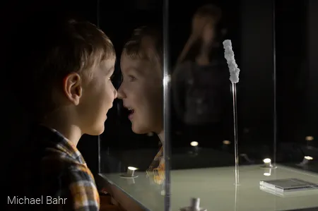 Kind_Salzkristall_Ausstellung