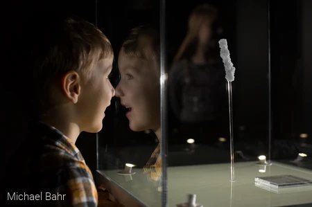 Kind_Salzkristall_Ausstellung