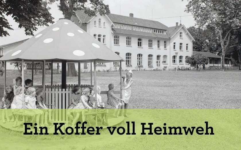 Ein Koffer voller Heimweh VERWEIS Titelbild "Ein Koffer voll Heimweh" Sonderausstellung; Kinder auf einem Karussell mit zwei Mitarneiterinnen vor dem Kinderkurheim Bad Sassendorf. Schwarz-weiß