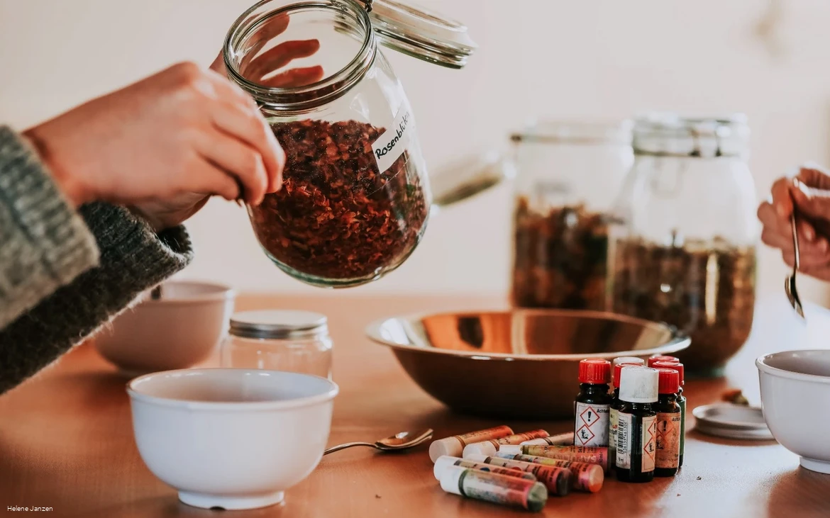 Im Erlebnismuseum Westfälische Salzwelten werden unterschiedliche Workshops für Erwachsene angeboten, zum Beispiel ein Badesalz-Workshop.