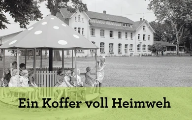 Ein Koffer voller Heimweh VERWEIS Titelbild "Ein Koffer voll Heimweh" Sonderausstellung; Kinder auf einem Karussell mit zwei Mitarneiterinnen vor dem Kinderkurheim Bad Sassendorf. Schwarz-weiß
