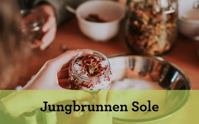 Im Erlebnismuseum Westfälische Salzwelten werden unterschiedliche Workshops für Erwachsene angeboten, zum Beispiel ein Badesalz-Workshop.