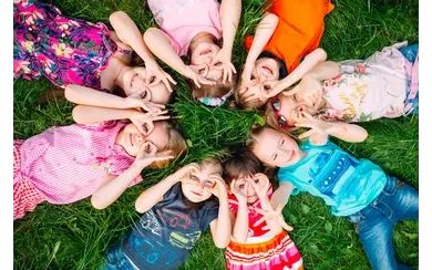 Kinder im Gras