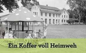 Titelbild "Ein Koffer voll Heimweh" Sonderausstellung; Kinder auf einem Karussell mit zwei Mitarneiterinnen vor dem Kinderkurheim Bad Sassendorf. Schwarz-weiß
