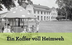 Ein Koffer voller Heimweh VERWEIS Titelbild "Ein Koffer voll Heimweh" Sonderausstellung; Kinder auf einem Karussell mit zwei Mitarneiterinnen vor dem Kinderkurheim Bad Sassendorf. Schwarz-weiß
