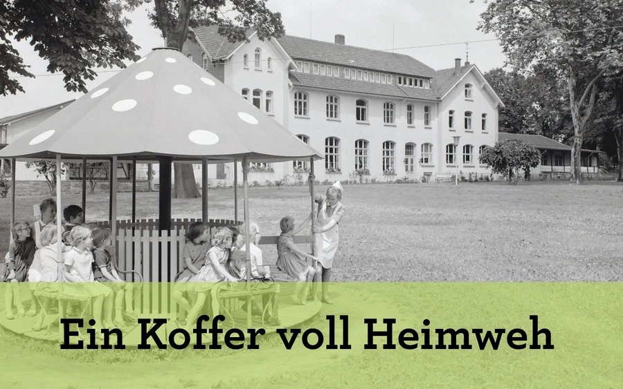 Titelbild "Ein Koffer voll Heimweh" Sonderausstellung; Kinder auf einem Karussell mit zwei Mitarneiterinnen vor dem Kinderkurheim Bad Sassendorf. Schwarz-weiß