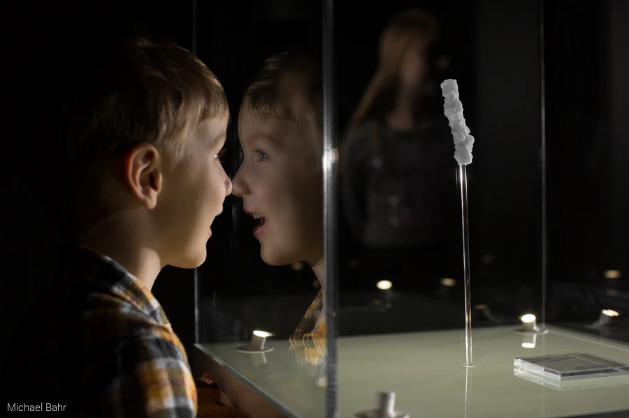 Kind_Salzkristall_Ausstellung